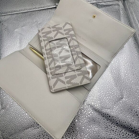 Michael Kors Vanilla Signature Jet Set Leather Wallet Checkbook - Gently Used - Picture 3 of 16
